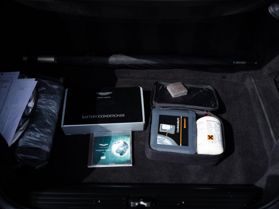 Багажник Aston Martin DBS 2012 года  (фото 52 из 53)